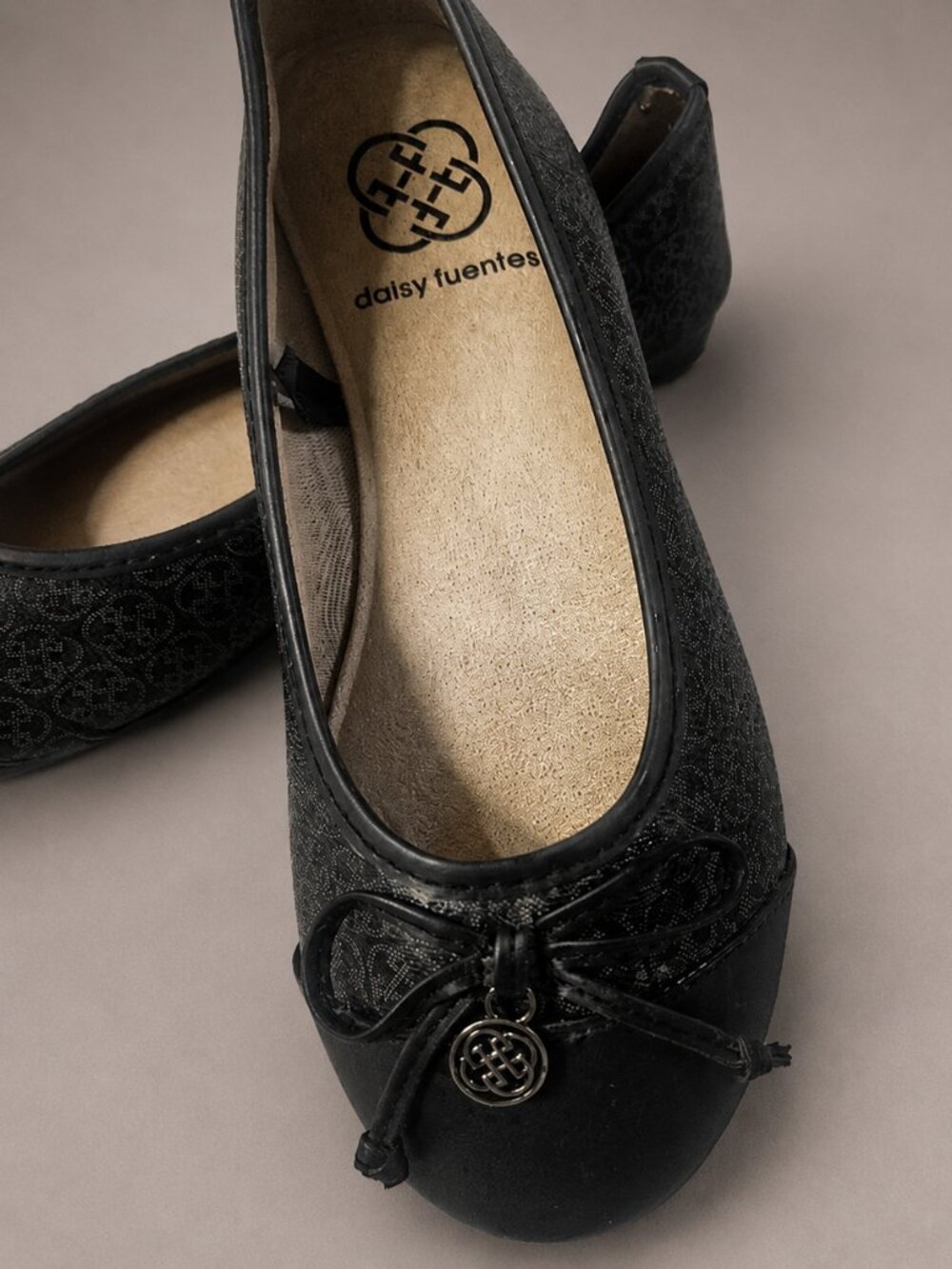Daisy Fuentes Amara Black Ballet Flats Bow Charm Size 5.5